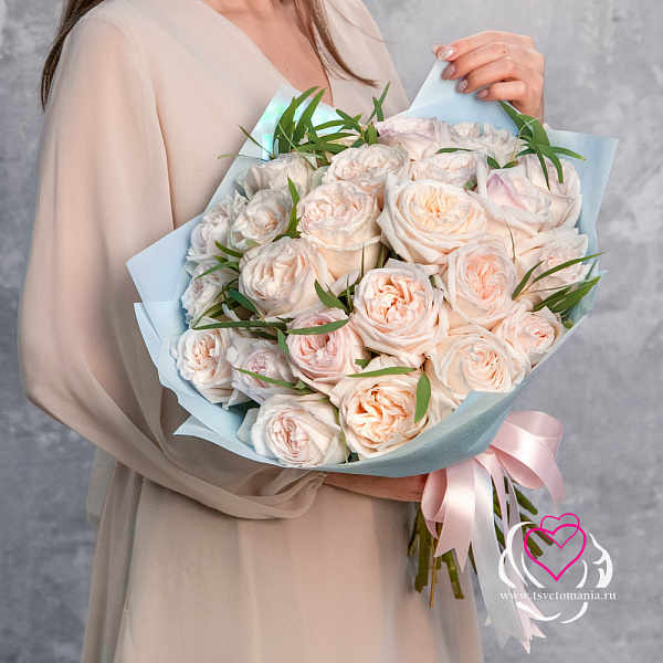 Купить Букет из 25 пионовидных роз Вайт Охара с эвкалиптом в  с бесплатной доставкой: цена, фото, описание